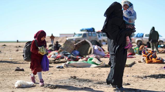 Une femme et ses enfants qui a fuit les combats entre le groupe Etat islamique et les Forces démocratiques syriennes dans la province de Deir Ezzor en Syrie. [AFP - Delil Souleiman]