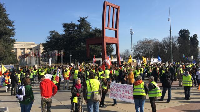 Des manifestants gilets jaunes sur la Place des Nations à Genève. [RTS - Adrian Krause]