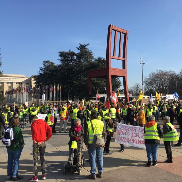 Des manifestants gilets jaunes sur la Place des Nations à Genève. [RTS - Adrian Krause]