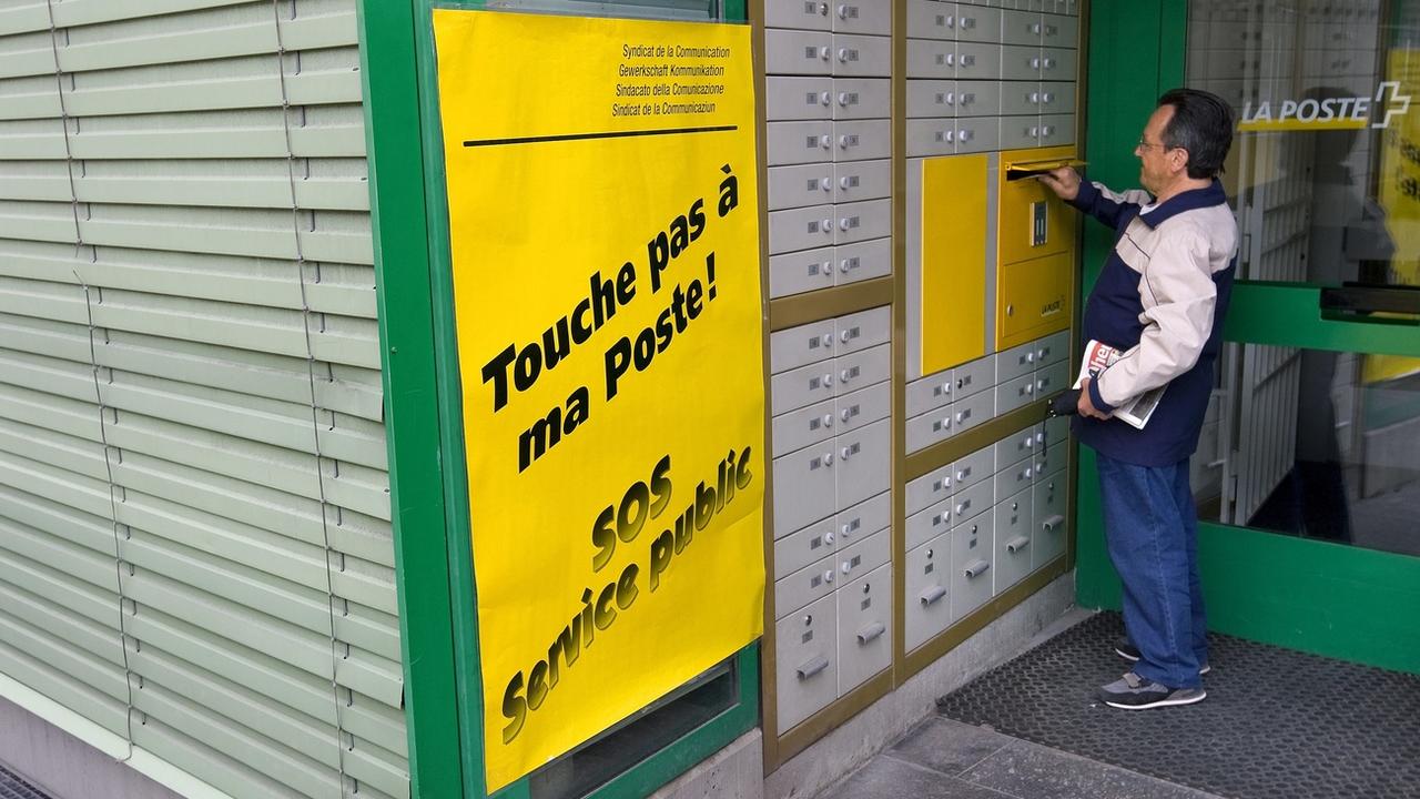Une affiche posée à l'occasion d'une action contre la fermeture des offices postaux organisée à Vex (VS) en 2009. [Jean-Christophe Bott]