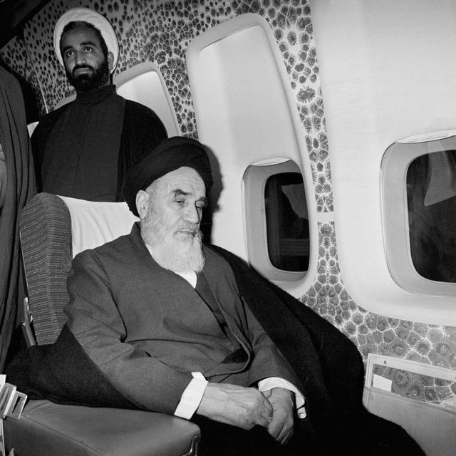 Le premier février 1979, après un exil de 14 ans, l'ayatollah Khomeini embarque dans un avion le ramenant de France vers l'Iran. [Keystone/AP - Thierry Campion]