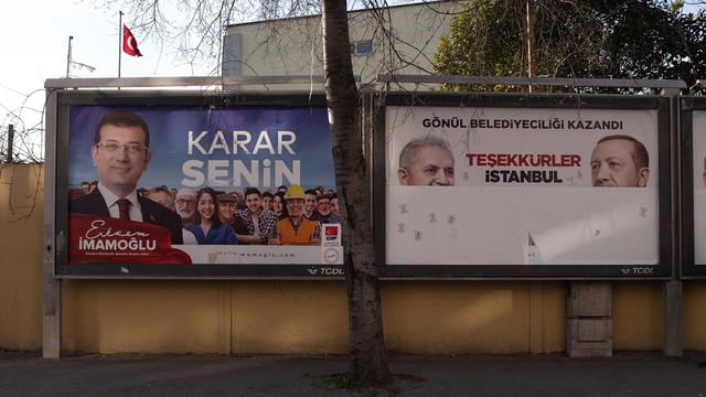 Des panneaux électoraux à Istanbul le 4 avril 2019. [NurPhoto - Erhan Demirtas]