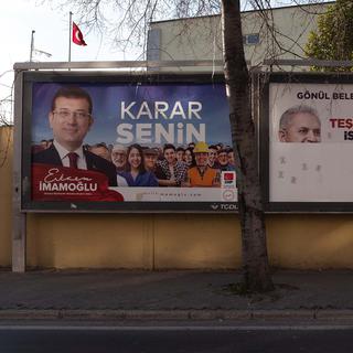 Des panneaux électoraux à Istanbul le 4 avril 2019. [NurPhoto - Erhan Demirtas]