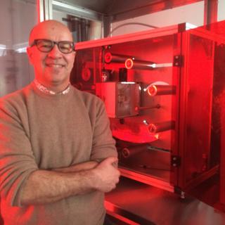 Spécialiste des matériaux, polymères et composite, le professeur Yves Leterrier de l’EPFL croit en la puissance de la Nature pour inventer des matériaux écoresponsables. [RTS - Didier Pradervand]