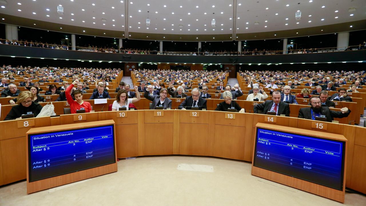 Une vue de l'hémicycle du Parlement européen au moment du vote sur la reconnaissance officielle du président autoproclamé du Venezuela, Juan Guaido. [Keystone - Stéphanie Lecocq]