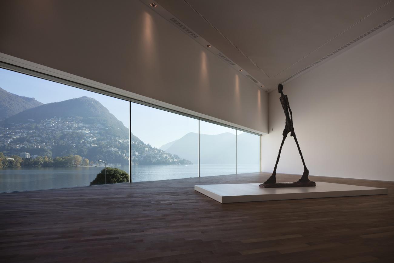 "L'homme qui marche II" d'Alberto Giacometti, ici exposé au LAC Lugano Arte & Cultura le 19 octobre 2015. [Keystone - Gaetan Bally]