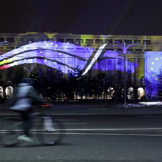 Le siège du gouvernement roumain à Bucarest illuminé, aux couleurs du pays et de l'Union européenne. [EPA/Keystone - Robert Ghement]