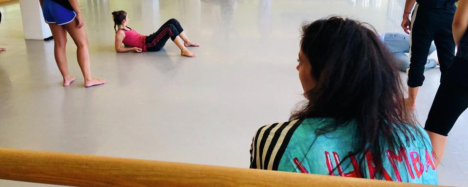 Marie Agnès Gillot dans une salle de danse.