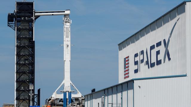 Le décollage de la fusée Falcon 9 avec la capsule Crew Dragon est prévu à 02H49 samedi (07H49 GMT). [REUTERS - Mike Blake]