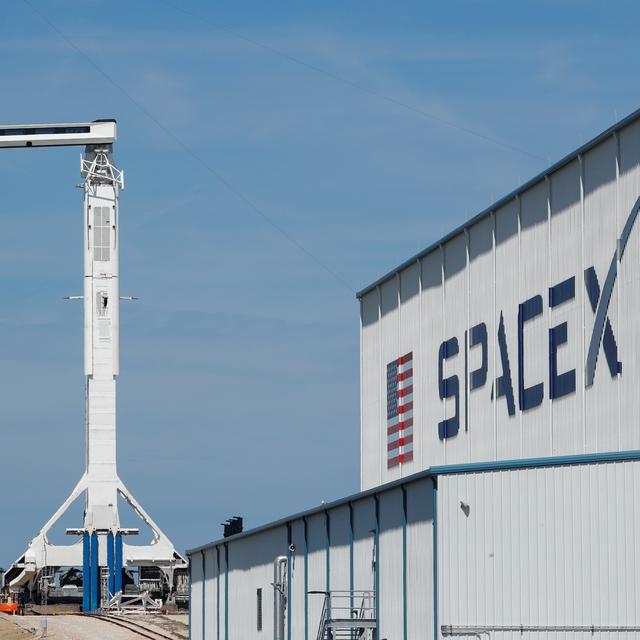 Le décollage de la fusée Falcon 9 avec la capsule Crew Dragon est prévu à 02H49 samedi (07H49 GMT). [REUTERS - Mike Blake]