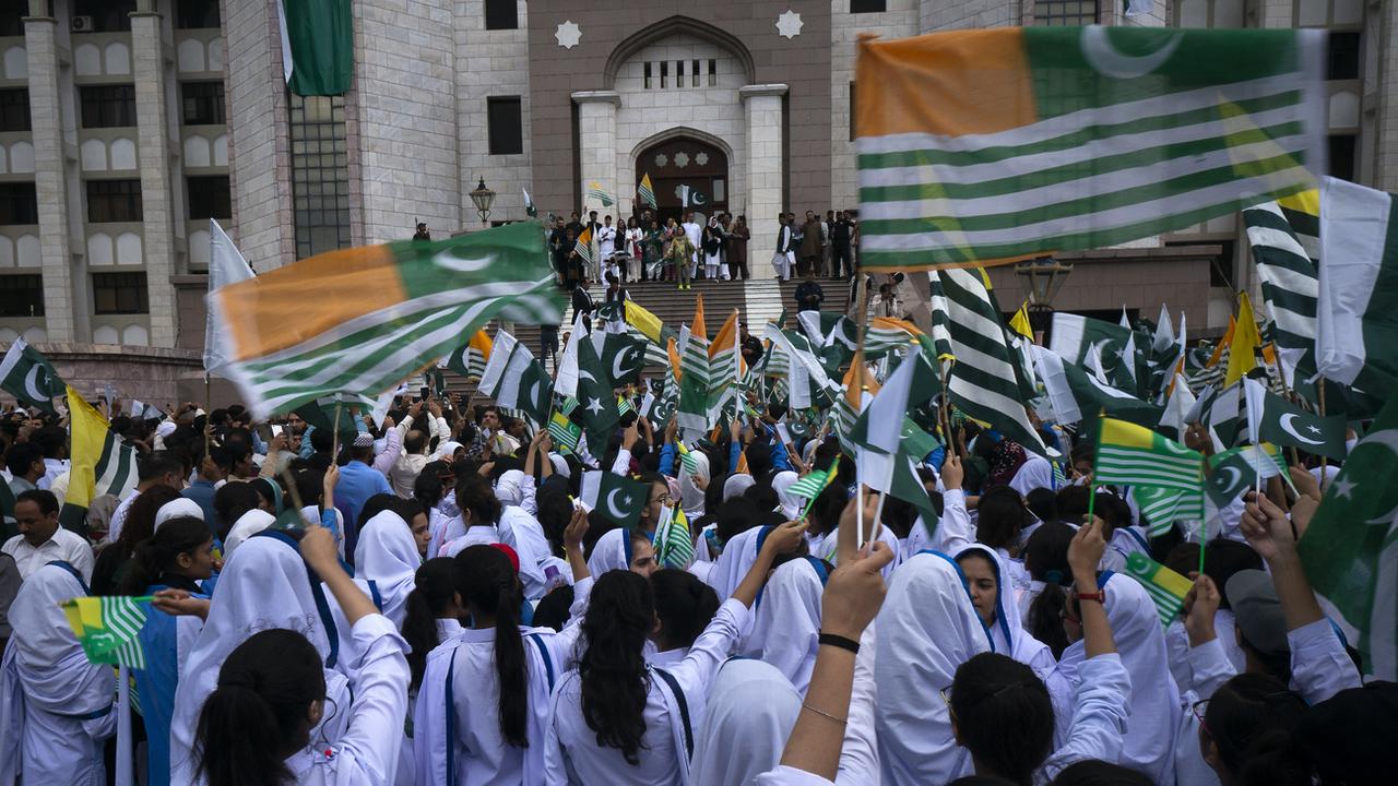 Des manifestants brandissent des drapeaux du Cachemire devant les bureaux du Premier ministre Imran Khan, à Islamabad, au Pakistan, le 30 août 2019. [Keystone/ap photo - B.K. Bangash]