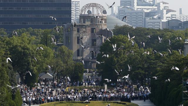 Les habitants de Hiroshima avaient célébré en 2015 le 70e anniversaire de la bombe atomique lancée sur leur ville devant le Parc du Mémorial pour la paix. [Toru Hanai]