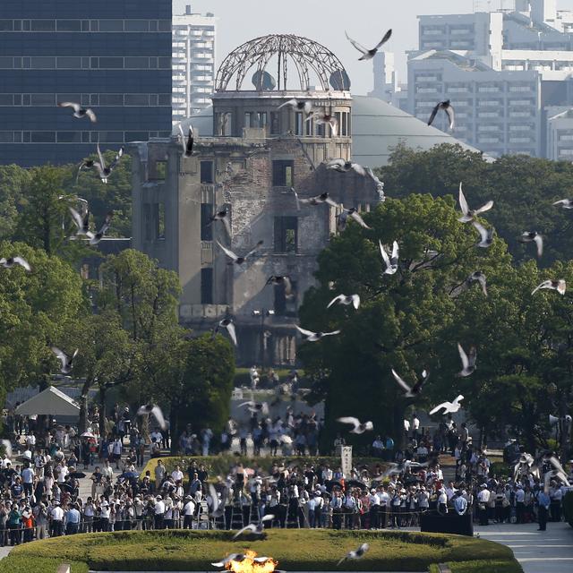 Les habitants de Hiroshima avaient célébré en 2015 le 70e anniversaire de la bombe atomique lancée sur leur ville devant le Parc du Mémorial pour la paix. [Toru Hanai]