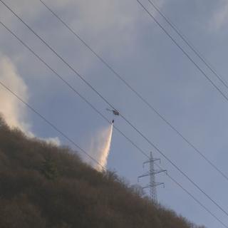 L'incendie de forêt au-dessus de Riazzino, petite commune aux portes nord de Locarno, semblait sous contrôle mercredi après-midi, mais des vents de plus de 90km/h ont balayé la région et ont ravivé le brasier dans la nuit. [RSI]