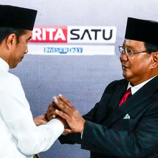 Prabowo Subianto (gauche) et Joko Widodo lors de leur débat télévisé le 13.04.2019. [Anadolu Agency/AFP - Anton Raharjo]