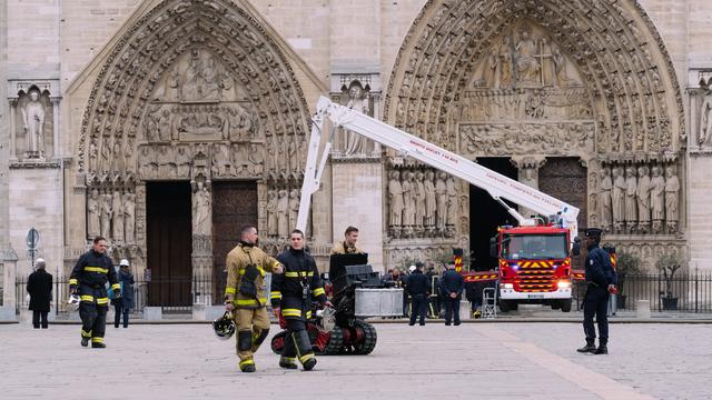 Le parvis de Notre-Dame, où des pompiers finissent de s'affairer après l'incendie qui a ravagé la cathédrale le 16 avril 2019. [AFP - Marie Magnin / Hans Lucas]