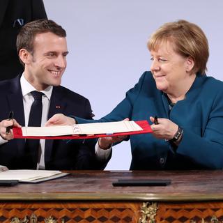 Emmanuel Macron et Angela Merkel ont signé mardi un nouveau traité de coopération franco-allemande. [EPA/Keystone - Friedemann Vogel]
