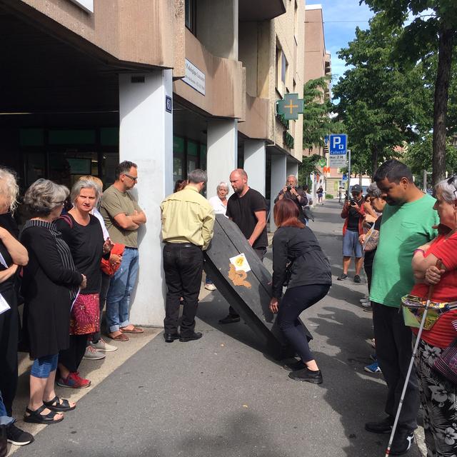 Des Lausannois se sont mobilisés devant la poste de Saint-Paul qui sera prochainement fermée. [RTS - Sarah Clément]