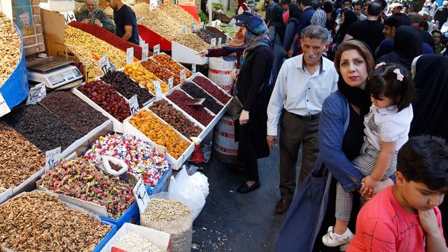 Les Iraniennes et Iraniens souffrent des sanctions économiques américaines contre leur pays. [EPA/Keystone - Abedin Taherkenareh]