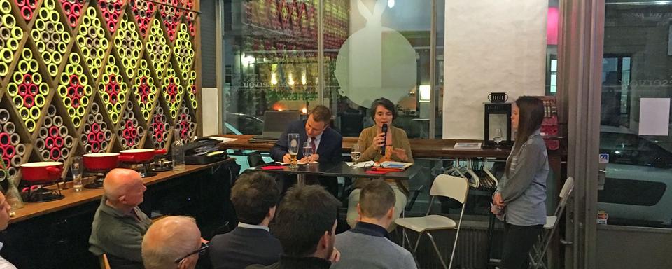 Café politique d'Opération Libero sur les armes à Genève. [RTS - Camille Degott]