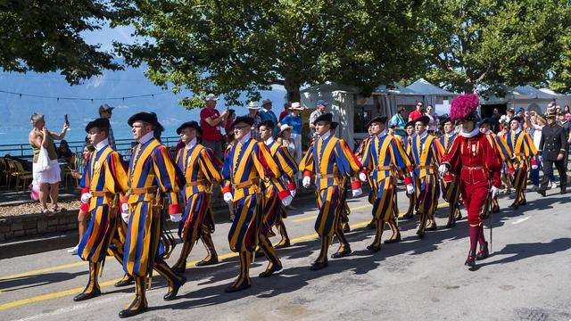 La Garde suisse défile à Vevey. [Keystone - Jean-Christophe Bott]