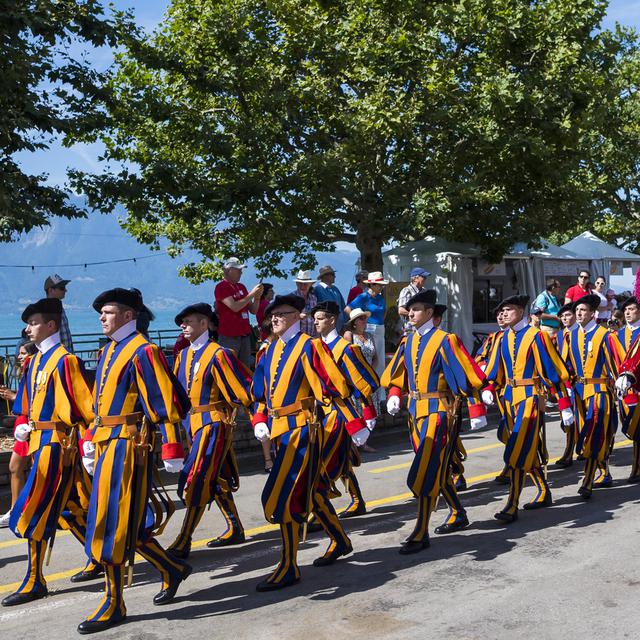 La Garde suisse défile à Vevey. [Keystone - Jean-Christophe Bott]