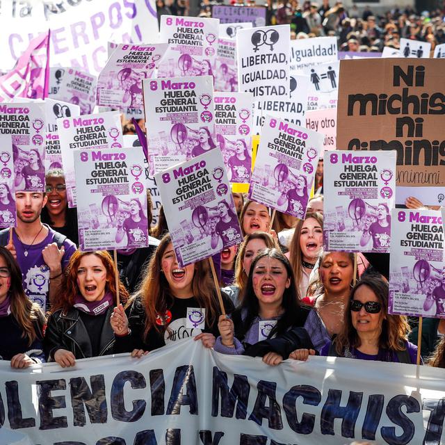Les Espagnoles sont descendues en masse dans la rue le 8 mars 2019 pour la Journée internationale des femmes. [Keystone - EPA/Emilio Naranjo]