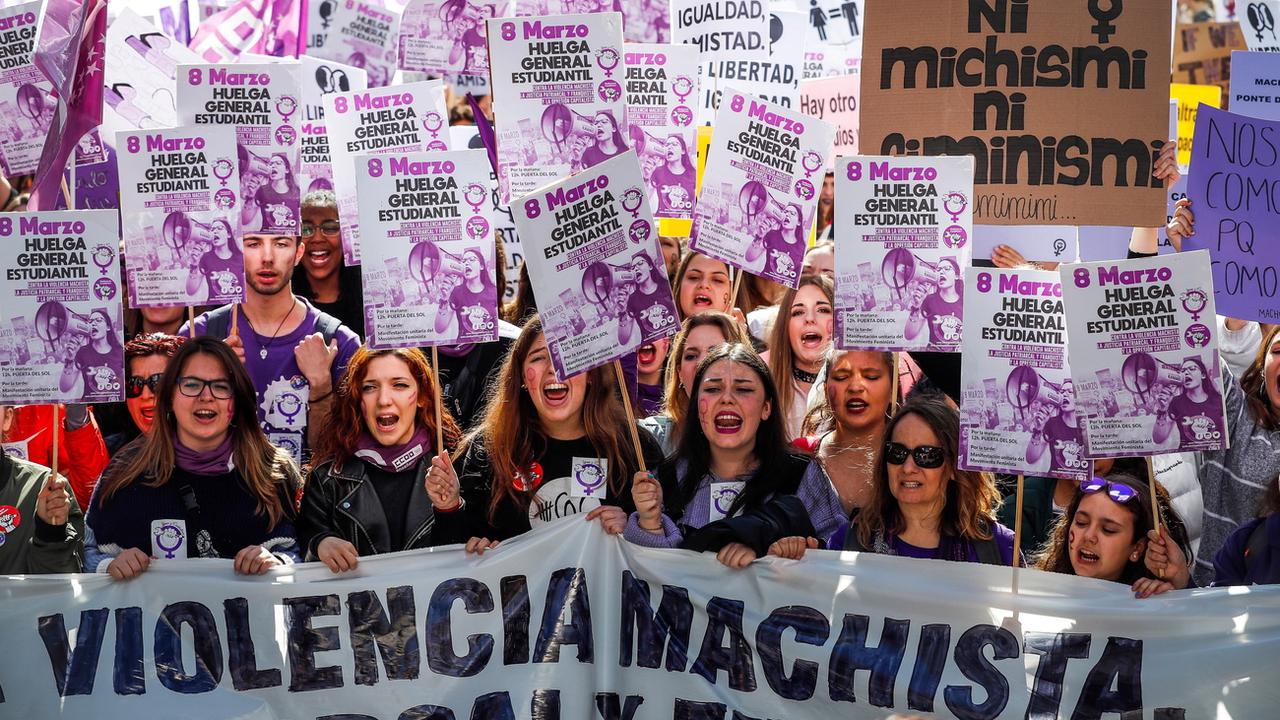 Les Espagnoles sont descendues en masse dans la rue le 8 mars 2019 pour la Journée internationale des femmes. [Keystone - EPA/Emilio Naranjo]