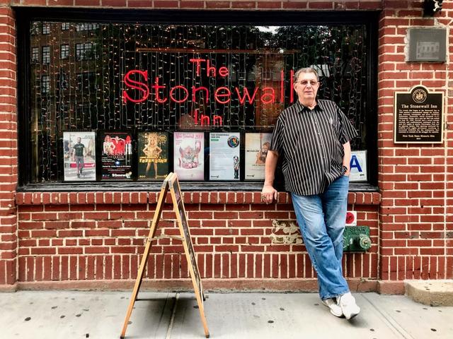 "Pourquoi je m'arrêterais? Qu’est ce que je ferais d’autre?" Tree travaille trois jours par semaine comme barman au "Stonewall Inn" [SRF/Lukas Hermsmeier]