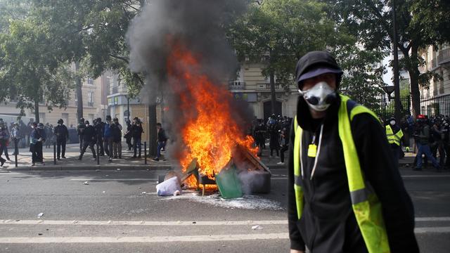 Un manifestant à Paris ce 1er mai. [AP Photo/Keystone - Francois Mori]