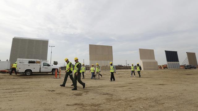 Des prototypes de mur à la frontière entre le Mexique et les Etats-Unis. [AP/Keystone - Gregory Bull]