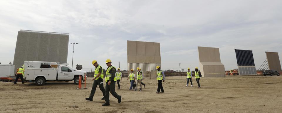 Des prototypes de mur à la frontière entre le Mexique et les Etats-Unis. [AP/Keystone - Gregory Bull]