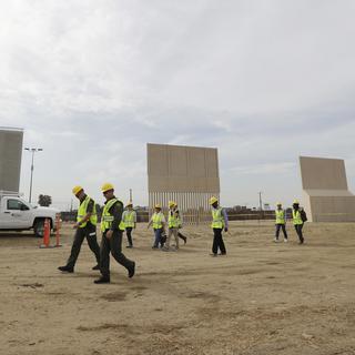 Des prototypes de mur à la frontière entre le Mexique et les Etats-Unis. [AP/Keystone - Gregory Bull]