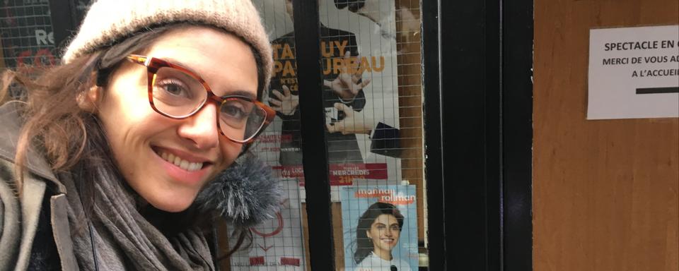 Marina Rollman devant une affiche de son spectacle au théâtre du Marais. [RTS - Karine Vasarino]