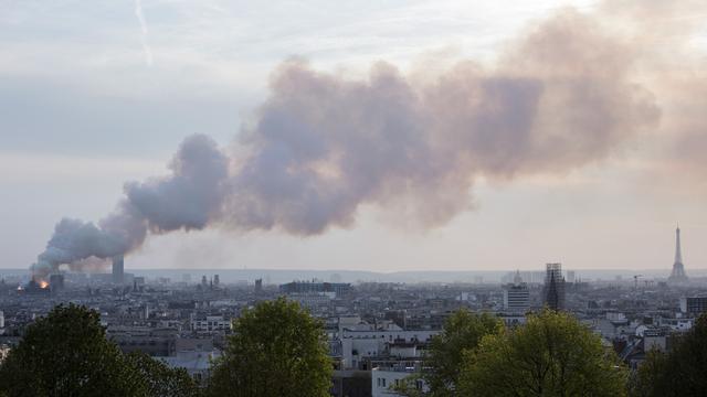 Une épaisse fumée emplit l'air de Paris lors de l'incendie de la cathédrale Notre-Dame, le 15 avril 2019. [Keystone/ap photo - Rafael Yaghobzadeh]