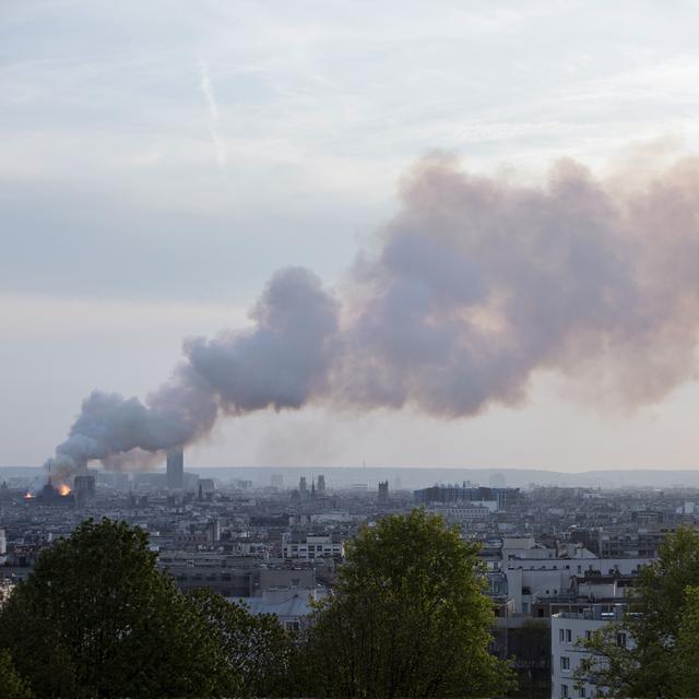 Une épaisse fumée emplit l'air de Paris lors de l'incendie de la cathédrale Notre-Dame, le 15 avril 2019. [Keystone/ap photo - Rafael Yaghobzadeh]