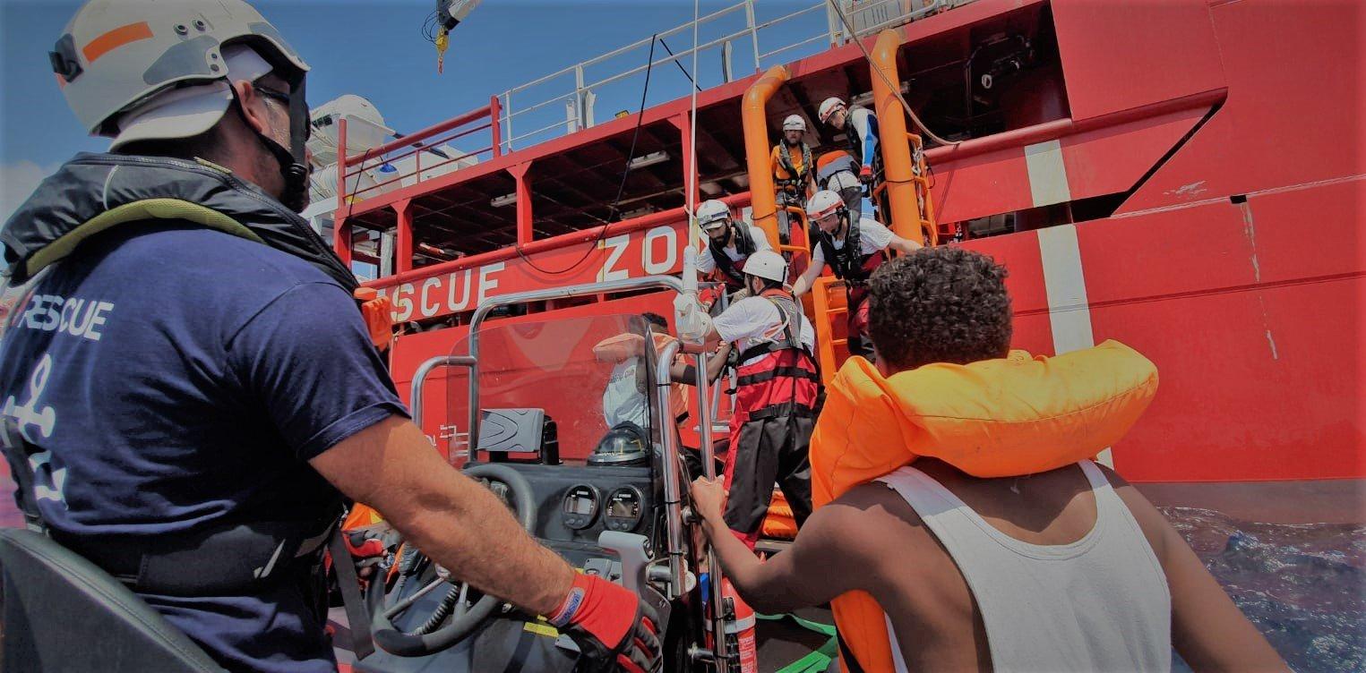 Plus de 80 personnes ont été sauvées d'un bateau gonflable en perdition en Méditerranée centrale par le navire humanitaire Ocean Viking, le10 août 2019. [Twitter - MSF]