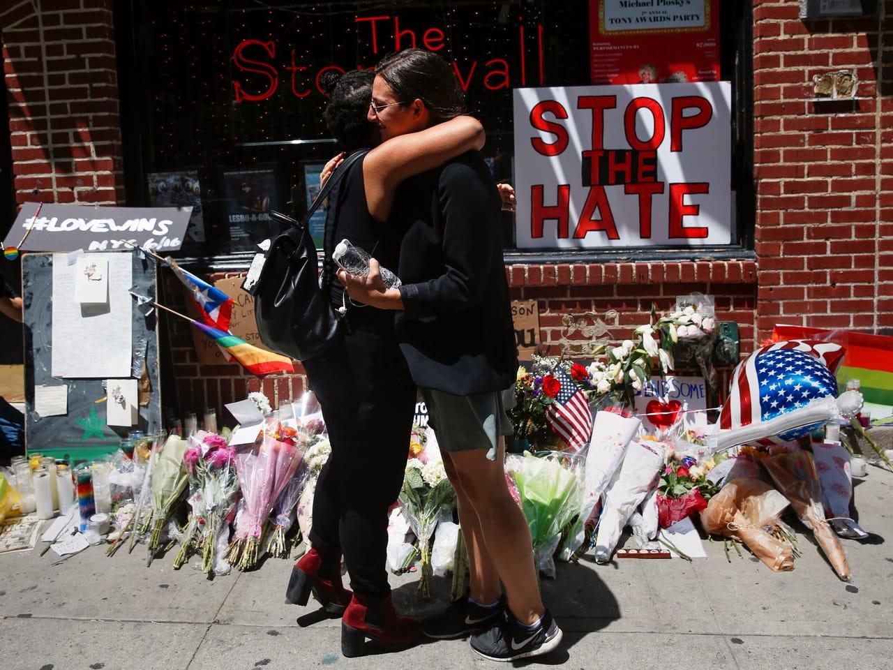 "Un sentiment de menace sur notre existence". Le Stonewall Inn après l’attentat terroriste visant un night-club LGBTQ à Orlando en juin 2016. [REUTERS - SHANNON STAPLETON]