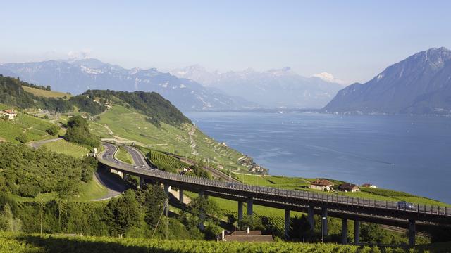 L'autoroute A9 dans les vignes du Lavaux. [Keystone - Martin Ruetschi]