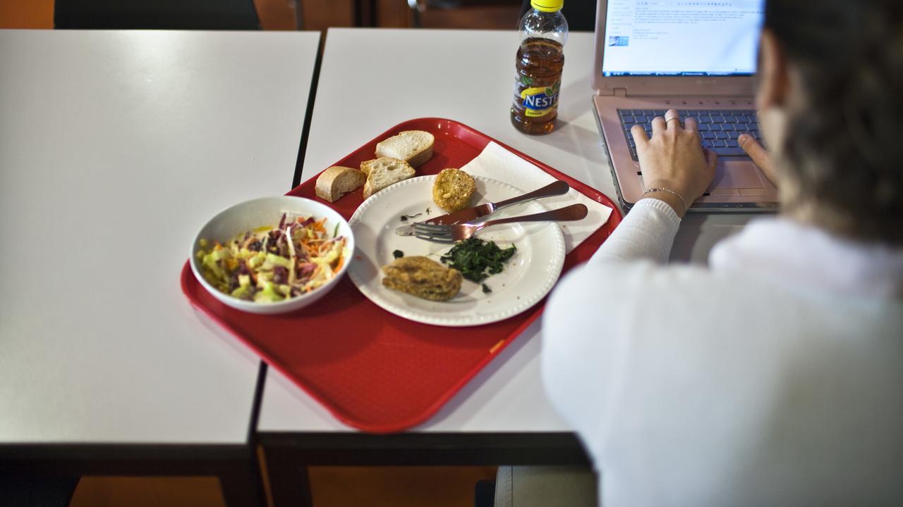 Les étudiants de l'Université de Neuchâtel dénoncent des menus "incohérents" et trop de viande dans leurs cafétérias (image d'illustration). [Keystone - Gaetan Bally]