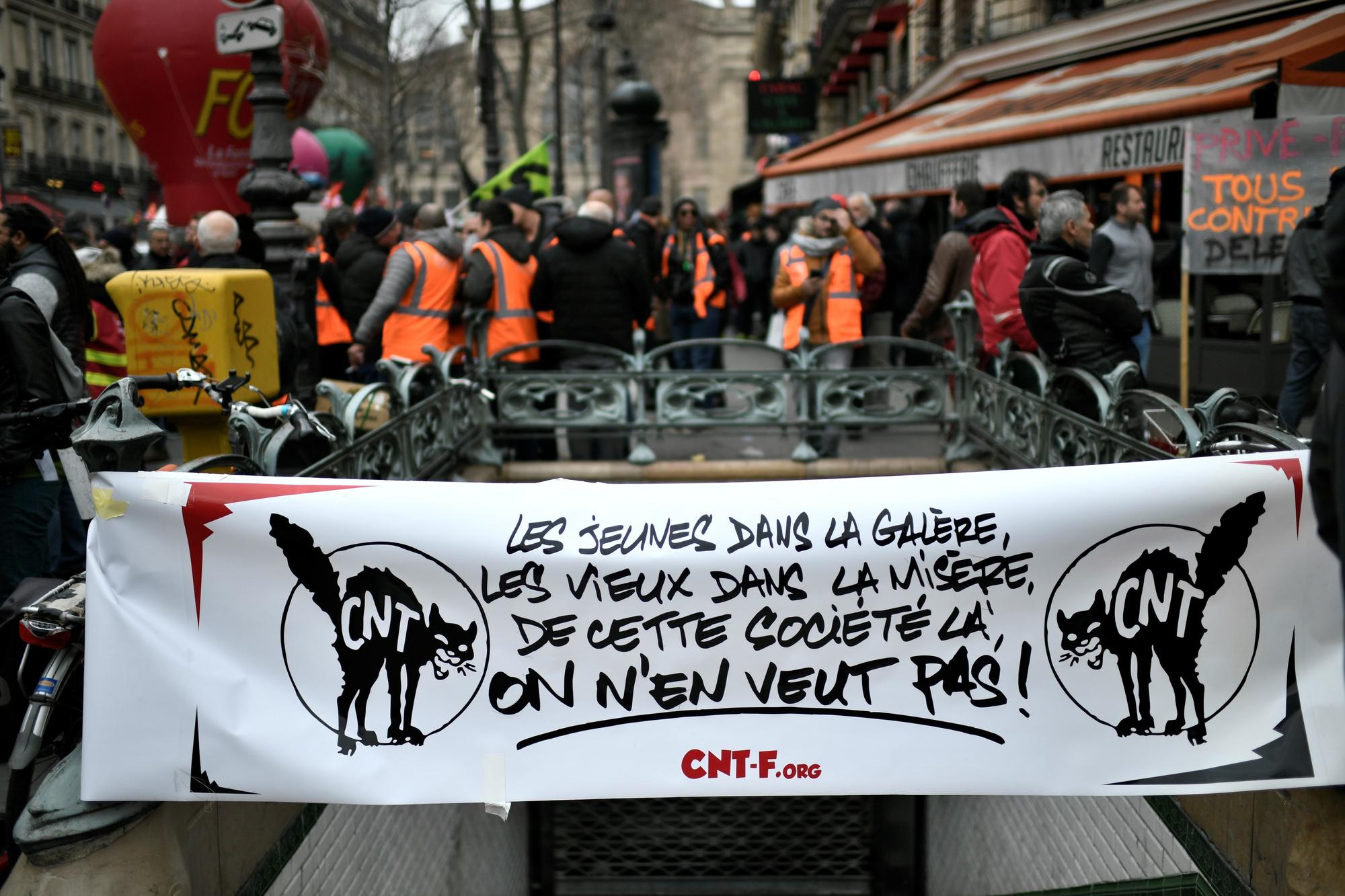 Une banderole fixée sur les barrières de l'entrée fermée d'une station de métro. Paris, le 28 décembre 2019. [afp - Stéphane de Sakutin]