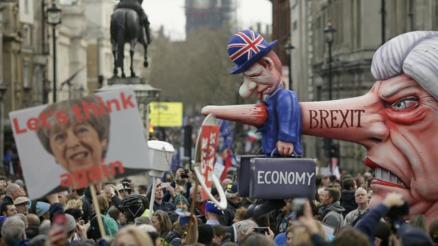 Une caricature de la Première ministre britannique Theresa May est brandie à Londres par les manifestants anti-Brexit, le 23 mars 2019. [AP Photo/Keystone - Tim Ireland]