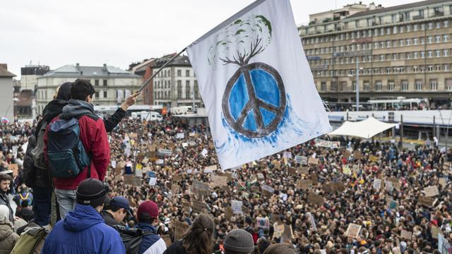 Des milliers de manifestants réunis en fin de matinée sur la place de la Riponne à Lausanne, afin de demander des mesures concrètes en faveur du climat. [Keystone - Jean-Christophe Bott]