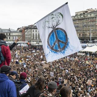 Des milliers de manifestants réunis en fin de matinée sur la place de la Riponne à Lausanne, afin de demander des mesures concrètes en faveur du climat. [Keystone - Jean-Christophe Bott]