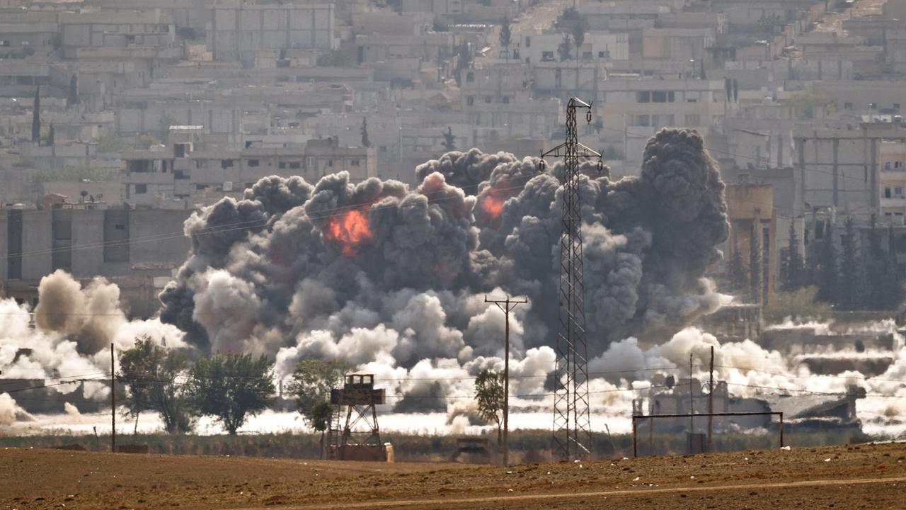 Une frappe de la coalition menée par les Etats-Unis sur les positions djihadistes à Kobané, en Syrie, le 28 octobre 2018. [Keystone - AP Photo/Vadim Ghirda]