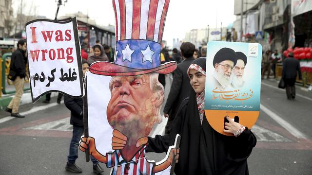 Une manifestante iranienne défile, pour les 40 ans de la révolution islamique, avec une effigie du président Donald Trump. On peut y lire "I was wrong" (J'avais tord) [Keystone - AP Photo/Ebrahim Noroozi]