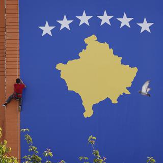 Un drapeau géant du Kosovo au centre de Pristina pour célébrer les vingt ans de la fin de la guerre et l'entrée des troupes de l'OTAN dans le pays, 11 juin 2019. [Valdrin Xhemaj]