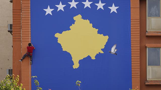 Un drapeau géant du Kosovo au centre de Pristina pour célébrer les vingt ans de la fin de la guerre et l'entrée des troupes de l'OTAN dans le pays, 11 juin 2019. [Valdrin Xhemaj]