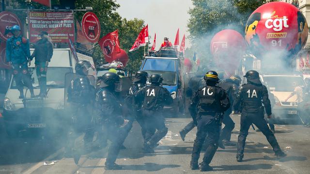 Forces de l'ordre au coeur du cortège parisien, mercredi 01.05.2019 en début d'après-midi. [AFP - Zakaria Abdelkafi]