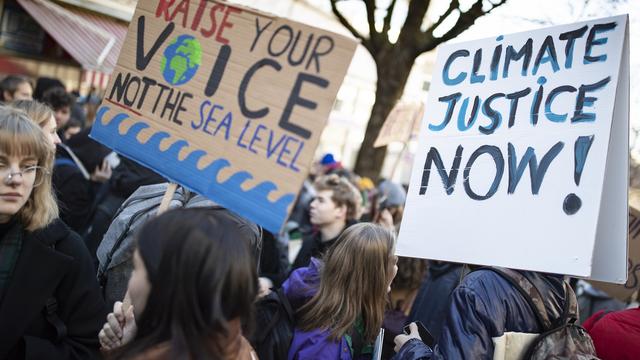 Les étudiants sont descendus dans les rues de Lausanne pour le climat. [Keystone - Valentin Flauraud]